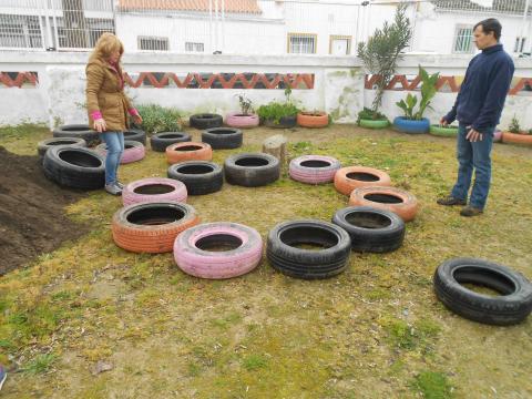 Disposição circular dos pneus, feita pelos alunos do 10º ano do Curso Profissional de Produção Agrária , por alguns elementos do Conselho Eco- Escola , parceiros 7 voluntários /  familiares  e por nós.